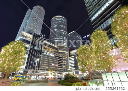 【愛知縣】名古屋站(JR中央塔)前的夜景 【愛知縣】名古屋站(JR中央塔)前的夜景 135861332