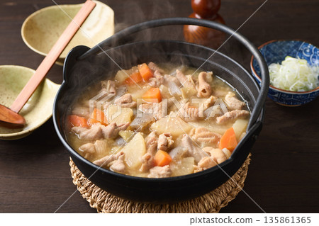 鐵鍋燉煮的內臟 135861365