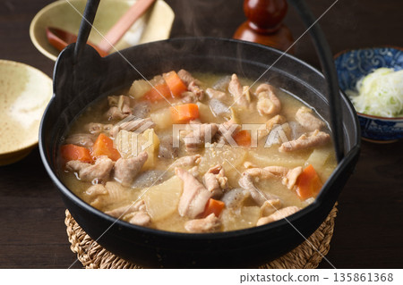 鐵鍋燉煮的內臟 135861368