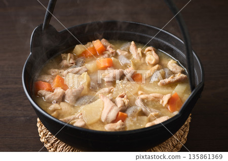 鐵鍋燉煮的內臟 135861369