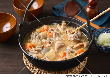 鐵鍋燉煮的內臟 135861371