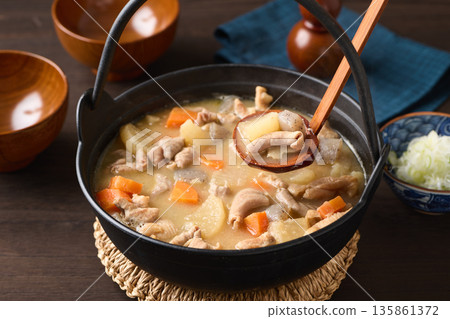 鐵鍋燉煮的內臟 135861372