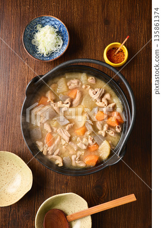 鐵鍋燉煮的內臟 135861374