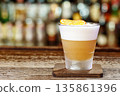 Cocktail aperitif whiskey sour 135861396