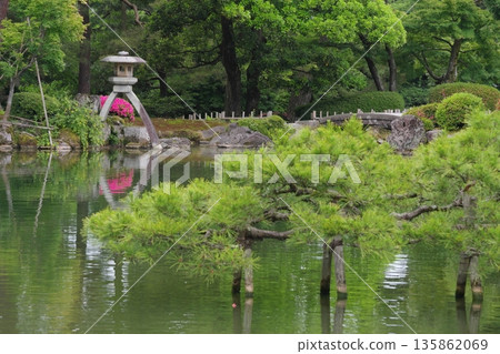 Kenrokuen Garden Kuragaike and the lantern lantern 135862069