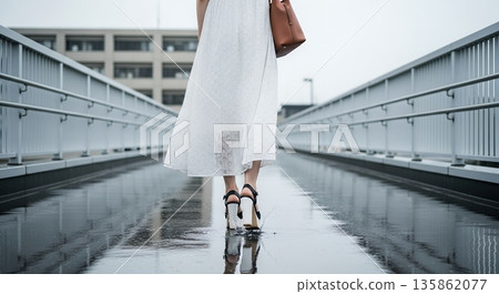 走在人行橋的婦女 走在人行橋的婦女 135862077