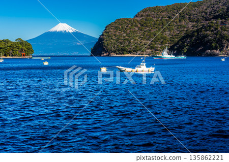 從富士見海岸大道眺望富士山【靜岡縣沼津市】 從富士見海岸大道眺望富士山【靜岡縣沼津市】 135862221
