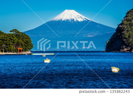 從富士見海岸大道眺望富士山【靜岡縣沼津市】 從富士見海岸大道眺望富士山【靜岡縣沼津市】 135862243