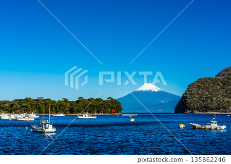 從富士見海岸大道眺望富士山【靜岡縣沼津市】 135862246