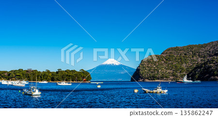 從富士見海岸大道眺望富士山全景【靜岡縣沼津市】 135862247