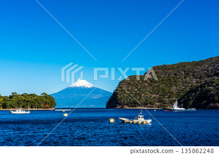 從富士見海岸大道眺望富士山【靜岡縣沼津市】 135862248
