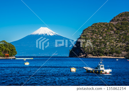 從富士見海岸大道眺望富士山【靜岡縣沼津市】 135862254