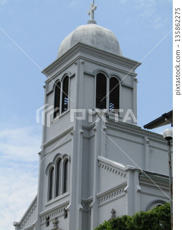 天主教下指教堂，位於長崎縣平戶市下指町，是東方最具羅馬式風格的教堂之一。 135862275