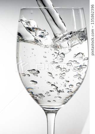 將水倒入杯中 將水倒入杯中 135862396
