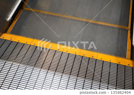 購物商場 手扶梯 自動扶梯 escalator エスカレーター 購物商場 手扶梯 自動扶梯 escalator エスカレーター 135862404
