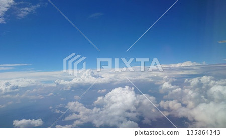 無垠的藍天和浩瀚的雲海盡收眼底。 無垠的藍天和浩瀚的雲海盡收眼底。 135864343