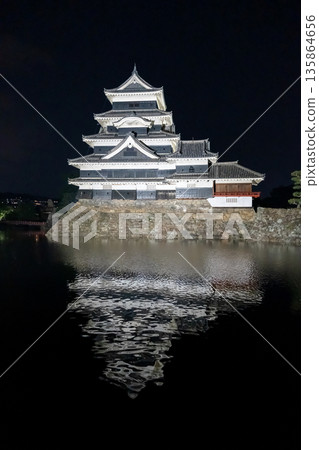 Night view of Matsumoto Castle reflecting in the water, Japan 135864656