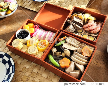 日本料理:為傳統活動手工製作的新年菜餚 日本料理:為傳統活動手工製作的新年菜餚 135864890