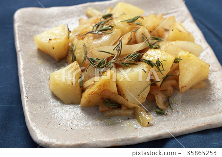 炒馬鈴薯和洋蔥 135865253