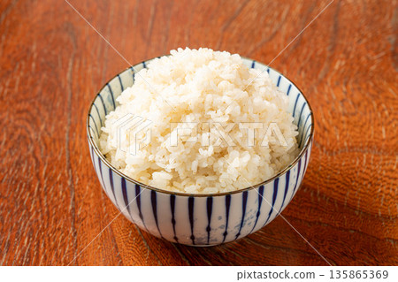 碗裝麩皮飯 135865369