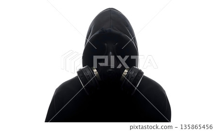 一個戴著黑色頭罩和防毒面具的人 135865456