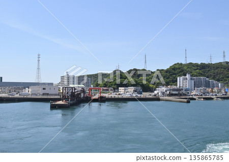 從船上看到的久里濱港 135865785