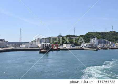 從船上看到的久里濱港 135865788