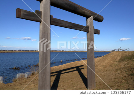 千葉縣擁有眾多景點（附近的利根川曾被稱為“香取之海”，鳥居也是建於水下）。香取神社的第一隻鳥居。 135866177