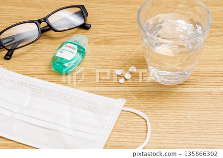 花粉症預防：口罩、眼鏡、眼藥水、藥片 135866302