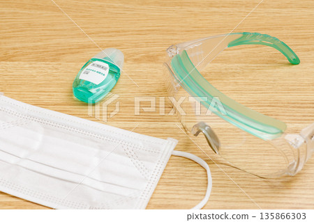Hay fever prevention: masks, glasses, eye drops 135866303