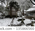 Snow-covered temple grounds (Photo taken at Kintsugi Shrine in Hakusan City, Ishikawa Prefecture, January) 135866560