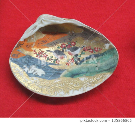 Shell Matching: Pictures drawn on clams Shell Matching: Pictures drawn on clams 135866865