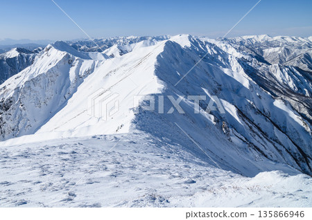Mt. Tanigawa in the midst of winter: A clear sky and a spectacular view of the main ridge of the Tanigawa mountain range 135866946