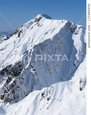 隆冬時節，從谷川山天神嶺眺望的雪景 135866956