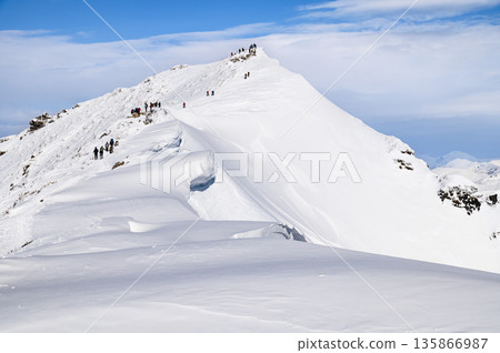 Winter mountain Tanigawadake: Ridge leading to Oki-no-mimi and climbers 135866987