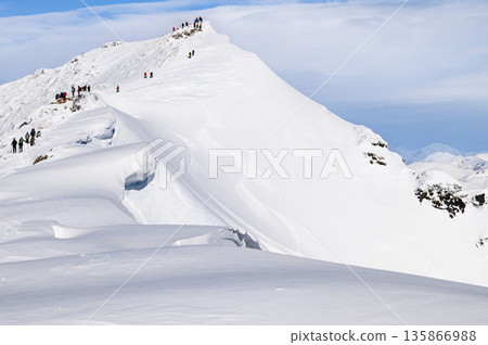 Winter mountain Tanigawadake: Ridge leading to Oki-no-mimi and climbers Winter mountain Tanigawadake: Ridge leading to Oki-no-mimi and climbers 135866988