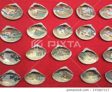A painted clam used in the Heian period game "shell matching" A painted clam used in the Heian period game "shell matching" 135867317