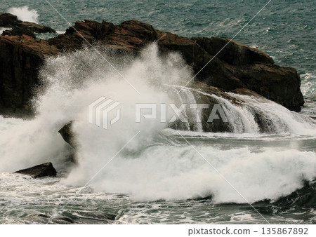 巨浪拍打著礁石，濺起水花 135867892