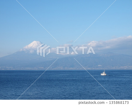 從西伊豆戶田海岸看到的冬季富士山 135868173
