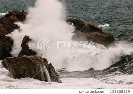 礁石上的波浪，飛濺的海浪 135868189