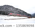 The Hamakaze Limited Express, which runs on the snowy Bantan Line, is expanded to six cars during crab season. 135869098