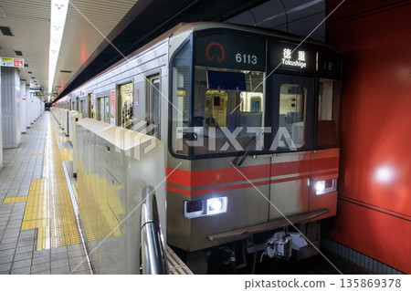 名古屋市營地鐵櫻通線6000系列列車停靠國際中心站 名古屋市營地鐵櫻通線6000系列列車停靠國際中心站 135869378