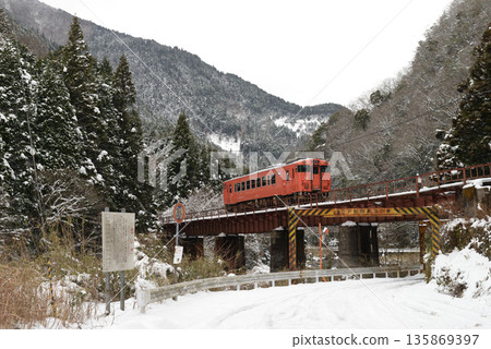 This is a local train operated in the JNR livery of a Kiha 40 that runs through the snowy mountains of the Bantan Line. 135869397