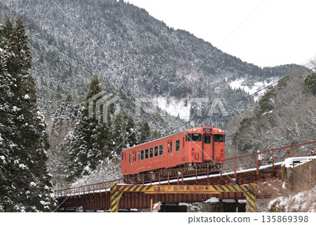 這是一列行駛在坂丹線上的本地列車,採用日本國鐵奇賀41型機車的塗裝,行駛在白雪皚皚的山區。 這是一列行駛在坂丹線上的本地列車,採用日本國鐵奇賀41型機車的塗裝,行駛在白雪皚皚的山區。 135869398