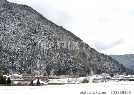 This is the Hamakaze limited express train running on the Bantan Line, a local line through the snow-covered mountains. This is the Hamakaze limited express train running on the Bantan Line, a local line through the snow-covered mountains. 135869399