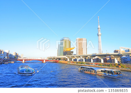 東京晴空塔和位於東京墨田區的水上巴士 東京晴空塔和位於東京墨田區的水上巴士 135869835