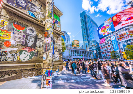 Tokyo cityscape, Japan, January 25th. The stickers here are still in good condition. Shibuya continues to see inbound tourism. Most of the tourists are foreigners. Tokyo cityscape, Japan, January 25th. The stickers here are still in good condition. Shibuya continues to see inbound tourism. Most of the tourists are foreigners. 135869939