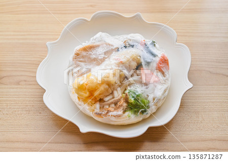 冷凍的鍋燒烏龍麵(烹調前) 冷凍的鍋燒烏龍麵(烹調前) 135871287