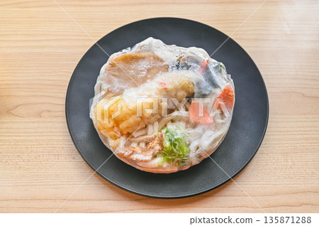 冷凍的鍋燒烏龍麵（烹調前） 135871288