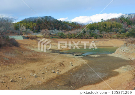 這是群馬縣大塩湖的景色，由於冬季缺水而乾涸。 135871299